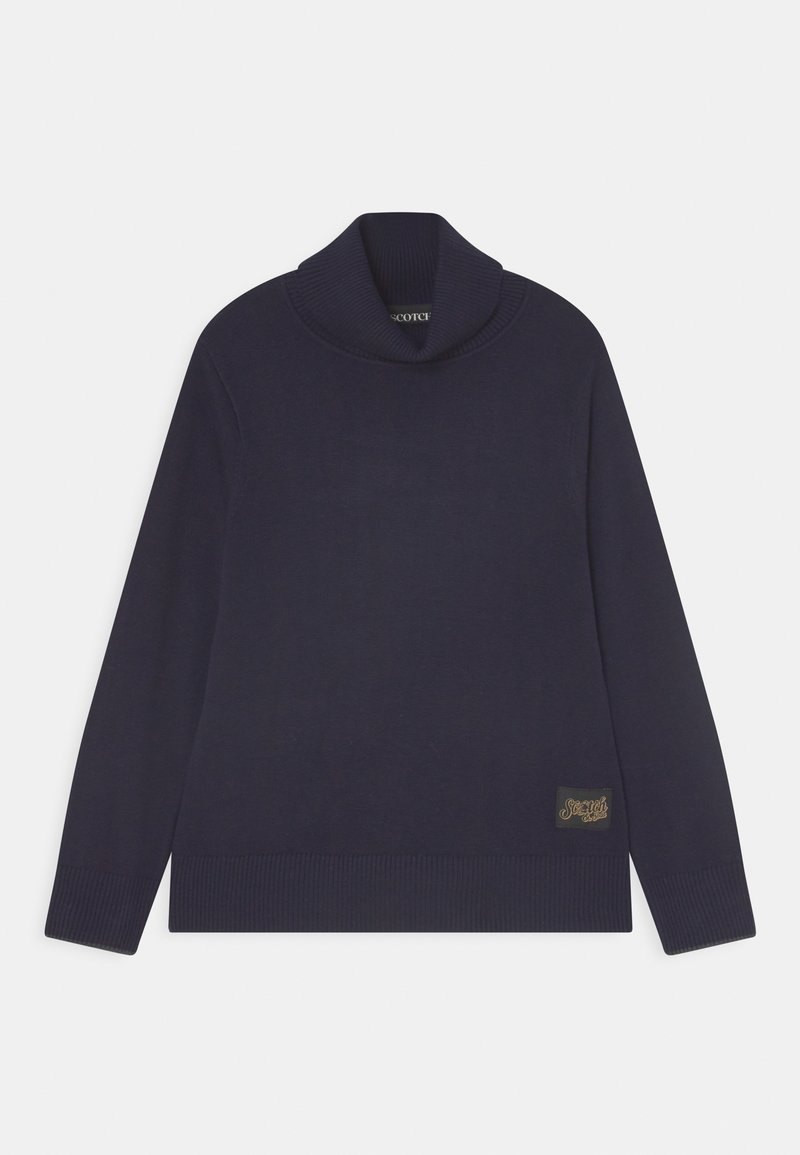 Pull à col roulé bleu marine à manches longues avec poignets et ourlet côtelés, présentant un petit patch logo rectangulaire près de l'ourlet inférieur.