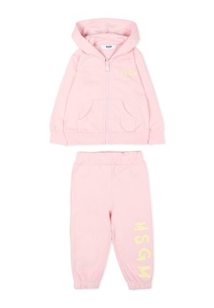 Jasnoróżowy dziecięcy dres z bluzą na zamek z kapturem i spodniami z elastycznym pasem, z żółtym logo "MSGM" na piersi i nogawce.