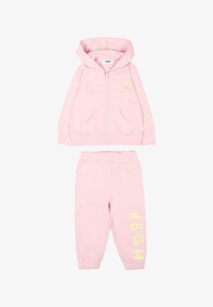 Lichtroze kindertrainingspak met capuchon en ritssluiting, en broek met elastische taille, met gele "MSGM"-logo op borst en been.
