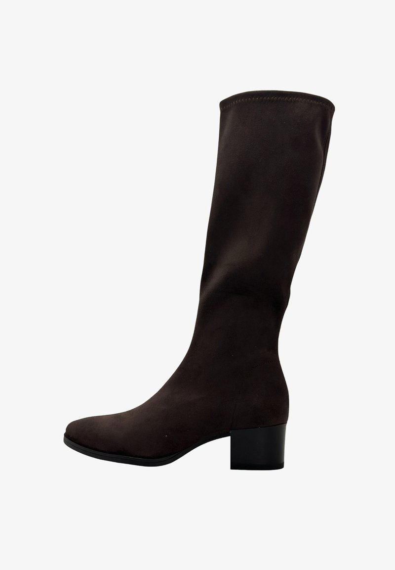 Botas de ante marrón oscuro para mujer altas, con tacón bajo y punta redonda, vista lateral sobre fondo blanco.