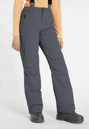 Pantaloni da neve grigi con bretelle nere regolabili, tasche laterali e una texture liscia. Presentano un design leggermente affusolato delle gambe.