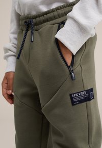 WE Fashion Träningsbyxor - green