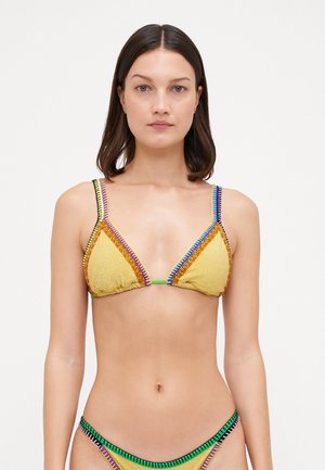 Gul trekantet bikini topp med teksturert stoff, fargerik dekorativ søm og tynne stropper. Har kontrasterende grønne akenter.