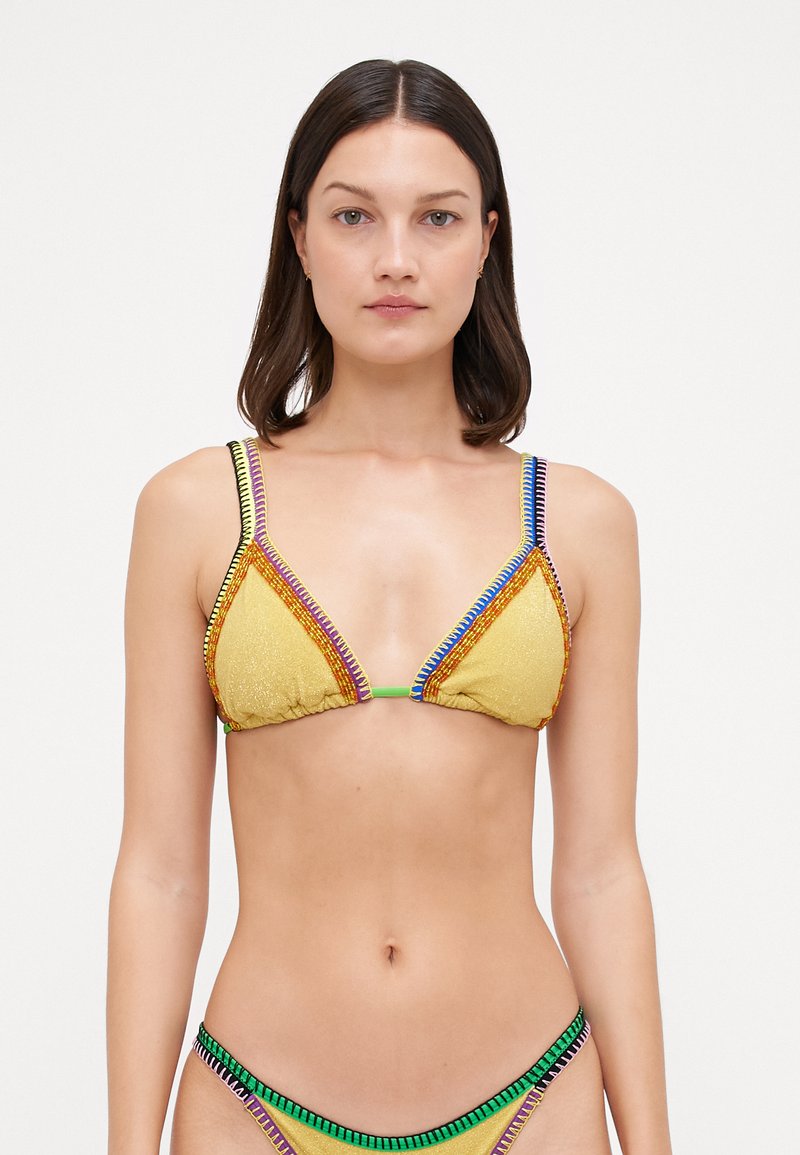 Top bikini a triangolo giallo con tessuto texturizzato, cuciture decorative colorate e spalline sottili. Presenta accenti verdi a contrasto.