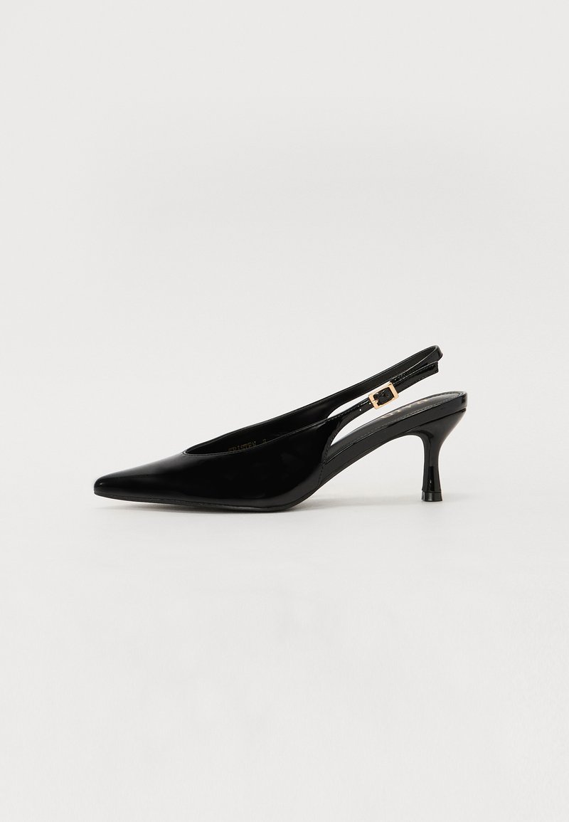 Černé lakované slingback lodičky s špičatou špičkou, nízkým podpatkem a zlatou sponou na pásku. Hladký povrch a elegantní design.