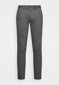 Pantalones grises de corte recto, con cierre de botón y una textura suave. Presentan un diseño clásico y un estilo minimalista.