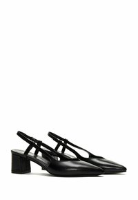 Escarpins slingback en cuir noir avec un bout pointu, un talon block et une sangle ajustable. Texture lisse avec des éléments de design minimalistes.
