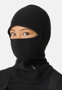 Sort fleece balaclava med fuld ansigtstænkning, glat tekstur, tætsiddende design og flade sømme. Etiket synlig på siden.