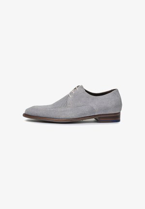 Chaussure habillée en suède gris avec un dessus texturé, un bout lisse et une semelle en bois brun contrastant. Présente des lacets beiges et des détails de couture subtils.