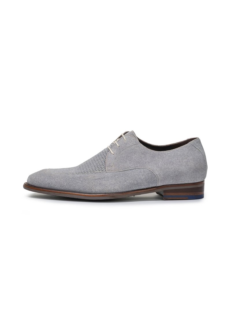 Scarpa da cerimonia grigia in suede con tomaia texturizzata, punta liscia e suola in legno marrone a contrasto. Presenta lacci beige e dettagli di cucitura sottili.
