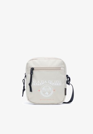 Petit sac bandoulière beige compact avec poche avant zippée, sangle noire réglable et logo "Napapijri" avec impression graphique en blanc et rouge.