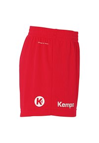 Rode sportshorts gemaakt van lichtgewicht stof, met een elastische tailleband, logo-accenten en een gladde textuur, ontworpen voor sportieve activiteiten.