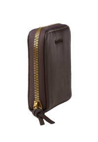 Portefeuille en cuir marron avec une fermeture éclair dorée, de forme rectangulaire et des accents en tissu texturé. Équipé d'une tirette en cuir pour une ouverture facile.