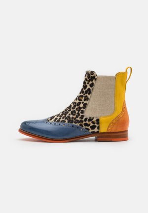 Botas de tobillo coloridas que presentan cuero azul, tela con estampado de leopardo, acentos en amarillo y naranja, panel elástico en color beige y un tacón bajo marrón.