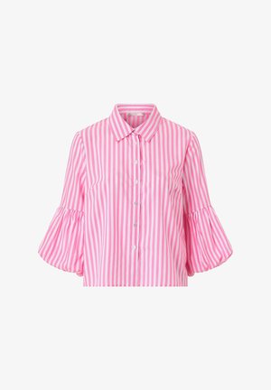 Roze-wit gestreepte blouse met verticale strepen, knoopsluiting, driekwart pofmouwen en een puntige kraag.