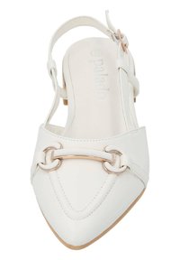 Witte slingback schoen met puntige neus, gladde leren textuur en decoratieve gouden hardware detail aan de voorkant. Minimalistisch ontwerp.