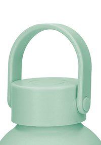 Tapa de botella de agua color verde menta con asa ancha sujeta a ambos lados, diseñada para facilitar su transporte y apertura.
