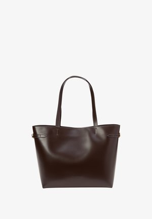 Bruine leren schoudertas met twee handvatten, minimalistisch ontwerp, gladde textuur en subtiele stikdetails. Accenten van goudkleurige hardware.