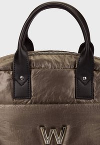 Sac en taupe rembourré avec poignées en cuir noir, fermeture éclair argentée et logo métallique "W" au centre avant.