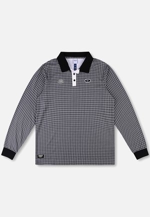 Langermet svart-hvitt rutete polotrøye med svart krage, hvit knappe-list og to små broderte merker på brystet.