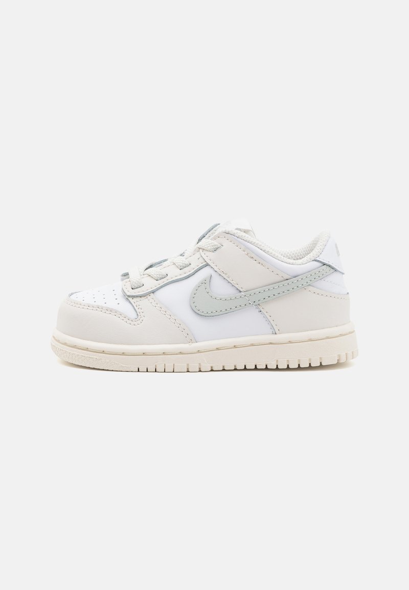 Nike Sportswear DUNK LOW UNISEX - Tossud - white/light silver/phantom
