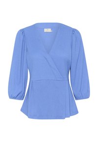 Blouse portefeuille bleu clair avec manches ballon trois-quarts et détail cintré à la taille sur fond blanc uni.