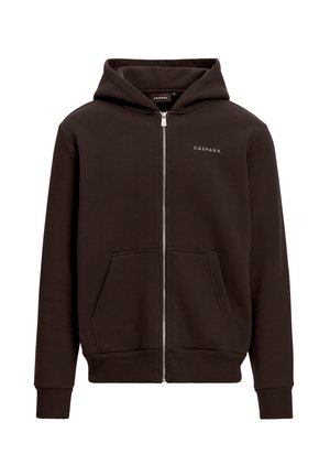 Brun hettejakke laget av mykt stoff med en frontlomme. Har hette, ribbestrikkede ermer og "CASPARA"-logoen på brystet.
