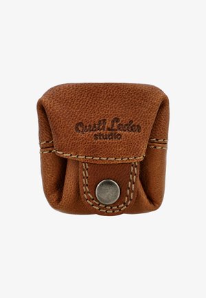 Bruine leren tas met texturen oppervlak, gestikte accenten en een zilveren drukknoopsluiting. Heeft "Quilt Locker Studio" in reliëf aan de voorkant.