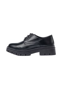Zapato oxford de cuero negro con punta redondeada, acentos cosidos y una suela de goma negra gruesa y resistente con un patrón de profundidad.