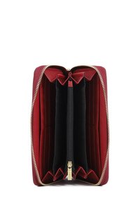Portafoglio rosso con zip, caratterizzato da un esterno testurizzato, dotato di più scomparti per carte, una fodera interna nera e un compartimento con zip per le monete.