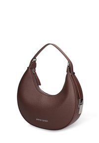 Bruine handtas van gestructureerd leer met een gebogen vorm, zilverkleurige metalen accenten en een ritssluiting. De merknaam is op de voorkant gedrukt.