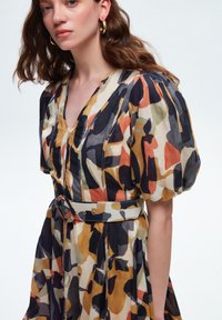adL BALLOON SLEEVE V NECK  - Vapaa-ajan mekko - patterned camel