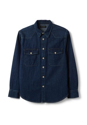 Dunkelblaues Denim-Hemd mit langen Ärmeln, vorderer Knopfleiste, zwei geknöpften Brusttaschen und spitzem Kragen.