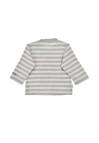 Grau-weißer gestreifter Langarmshirt, gemacht aus weichem Stoff. Hat einen runden Ausschnitt und ein grünes Etikett an dem linken Ärmel.