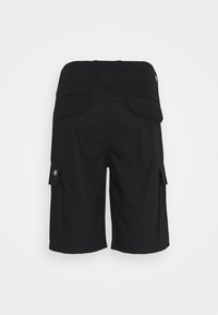 Shorts cargo noirs, fabriqués dans un matériau durable, présentent deux grandes poches latérales, deux poches arrière et un design à coupe droite.