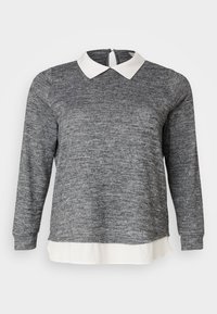Camiseta de manga larga gris con un cuello tipo camisa blanco, que presenta una tela texturizada y un detalle de dobladillo en capas en la parte inferior.