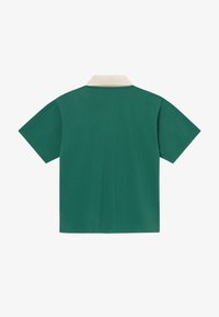 Πράσινο κοντομάνικο πόλο πουκάμισο με μπεζ γιακά, απεικονιζόμενο από πίσω σε απλό λευκό φόντο.