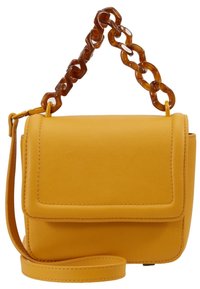 Sac à main en cuir jaune avec une finition lisse, équipé d'une fermeture rabat, d'une bandoulière réglable et d'une poignée en chaîne transparente chunky.