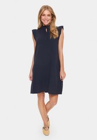 Rochie fără mâneci, de culoare bleu marin, cu guler rotund și deschidere cu nasturi pe față; țesătură texturată cu detalii cu volane pe umeri.