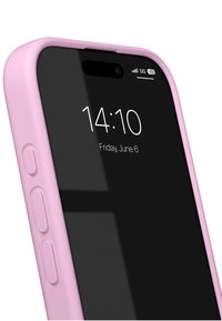 Smartphone con custodia in silicone rosa, schermo nero che mostra l'ora e la data. Include accenti ai pulsanti sul lato.