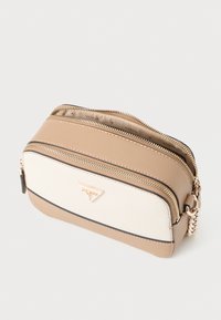 Borsa a tracolla beige e bianca con superfici lisce e texture, due scomparti con zip, hardware dorato e un emblema a logo triangolare.