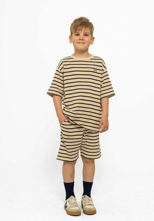 Beige randig t-shirt och shorts-set i mjukt tyg, med avslappnad passform, svarta ränder och en liten logotyp på t-shirten.