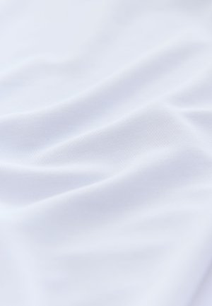 Tissu blanc à la texture lisse, présentant de légères ondulations et plis. Le matériau semble léger et doux.