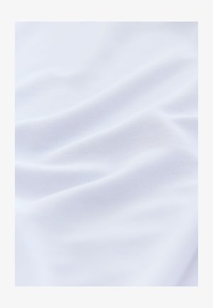 Bílá látka s hladkou texturou, s jemnými zvlněními a záhyby. Materiál působí lehce a měkce.