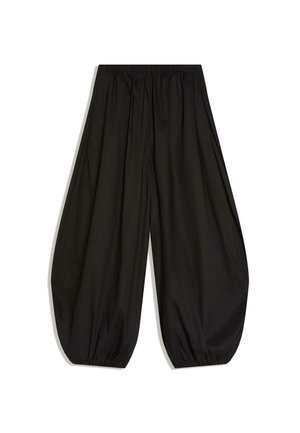 Loszittende zwarte broek met een geplooide elastische tailleband en elastische broekspijpen, die een ballonachtige silhouet creëren.