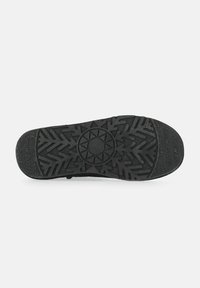 Suola di scarpa in gomma nera con una superficie testurizzata e un battistrada a motivo che presenta design a fiocco di neve e marchi del brand lungo il bordo.
