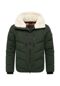 Tamsiai žalia pūkinė striukė su juodais užtrauktukais, kreminės spalvos dirbtinio kailio apykakle ir juodais raukšlėtais manšetais; turi siuvinėtą dizainą ir dvi priekinės kišenes.