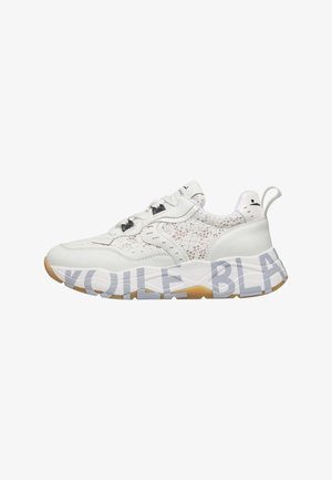White low-top sneaker with mesh panels, black eyelets, beige sole, and large grey text "VOILE BL" printed on the midsole.