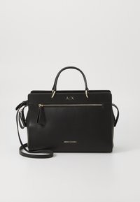 Sac à main en cuir noir avec des accents dorés, poignées supérieures doubles et bandoulière amovible. Dispose d'une poche zippée à l'avant et d'un logo décoratif.