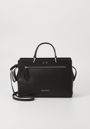 Bolsa de pele preta com acabamentos em dourado, com duas pegas superiores e alça de ombro removível. Possui um bolso frontal com fecho e detalhes do logótipo.